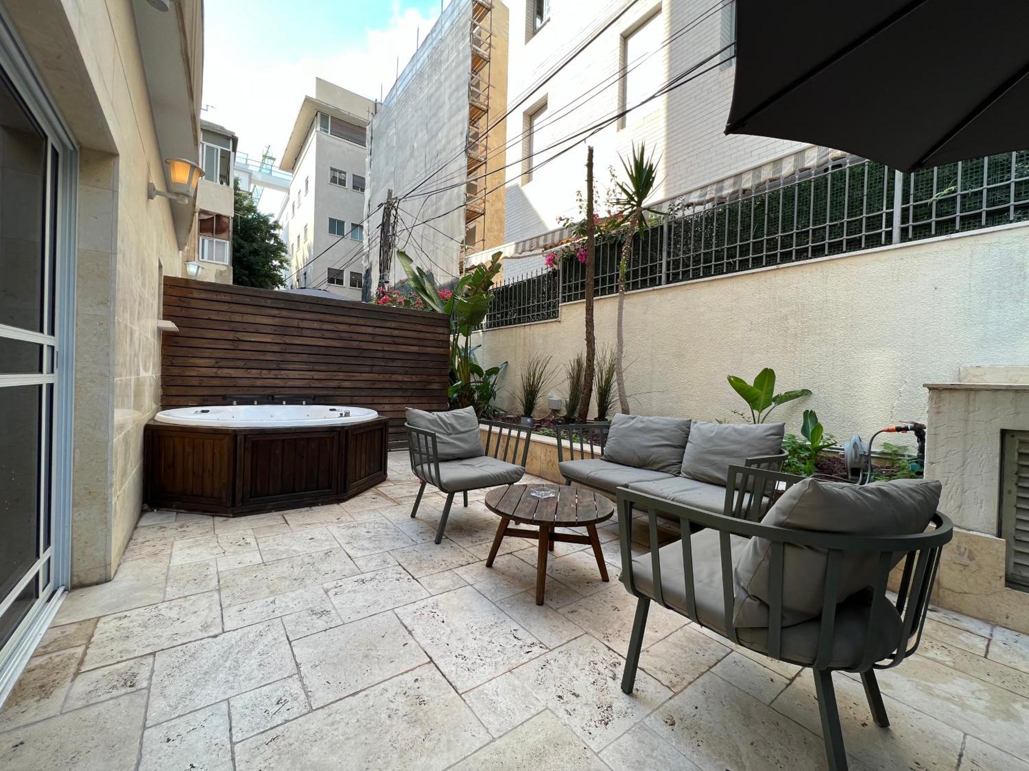 Beer Garden Hotel Тель-Авів Екстер'єр фото
